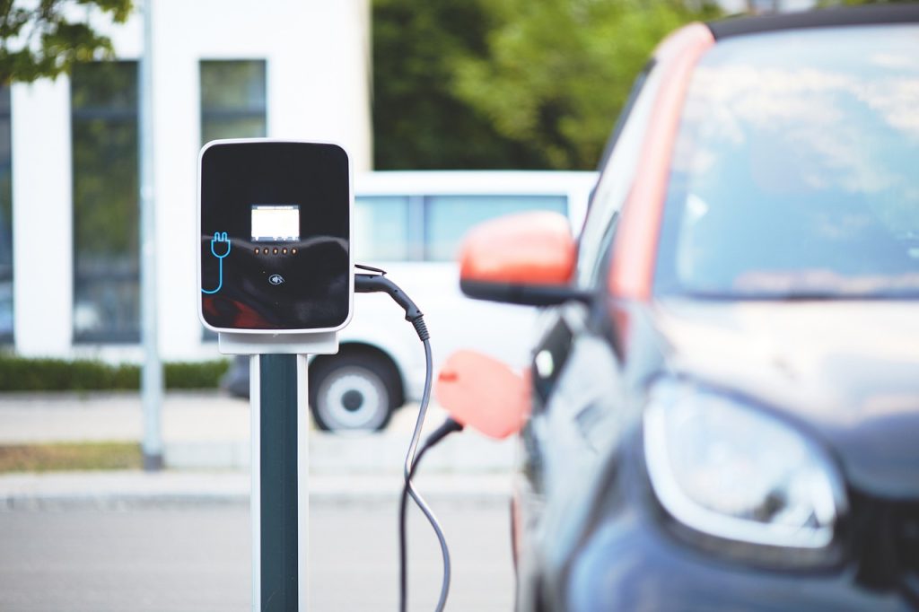 punto recarga vehículo eléctrico en parking de supermercado