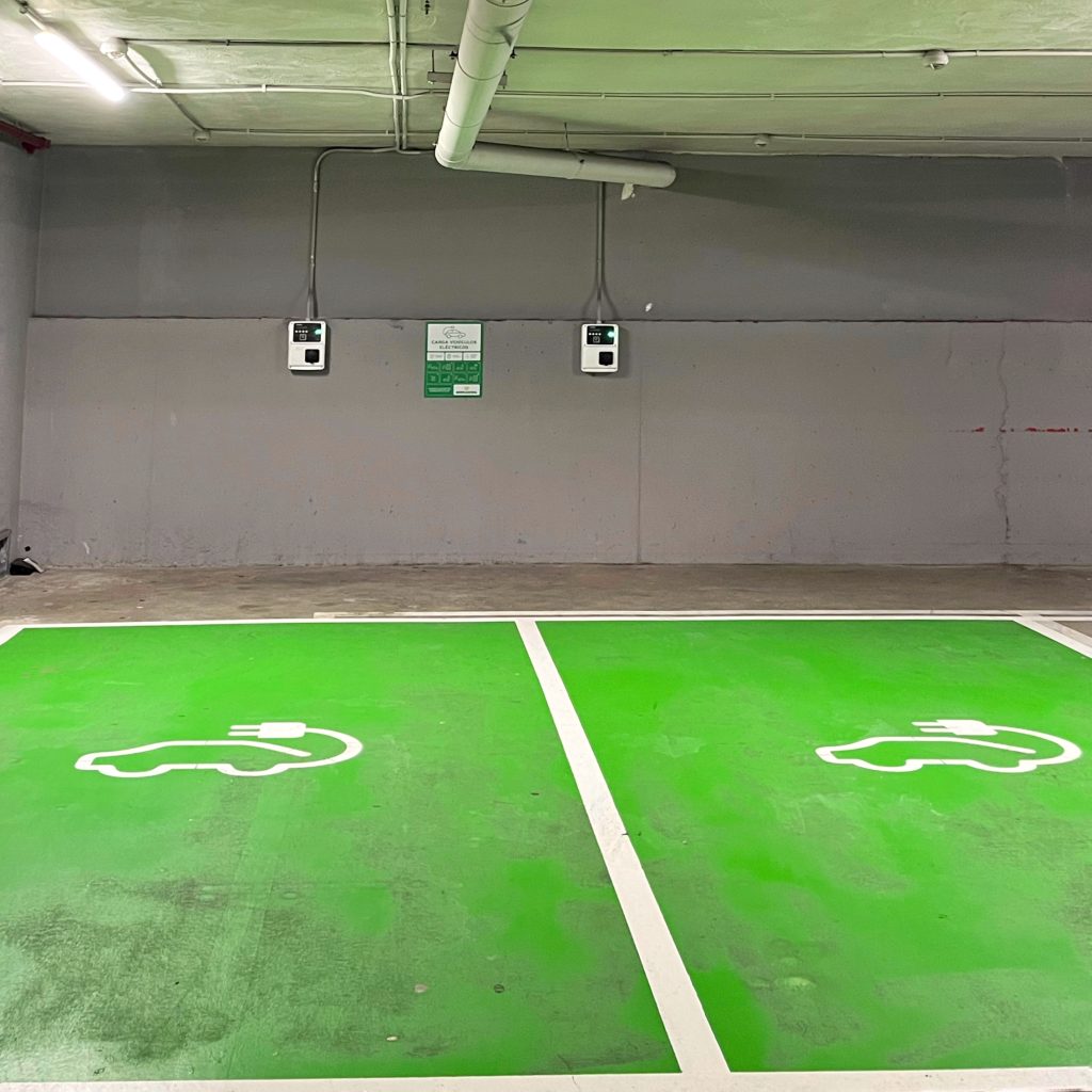 plaza de aparcamiento reservada para recarga de coche en supermercado