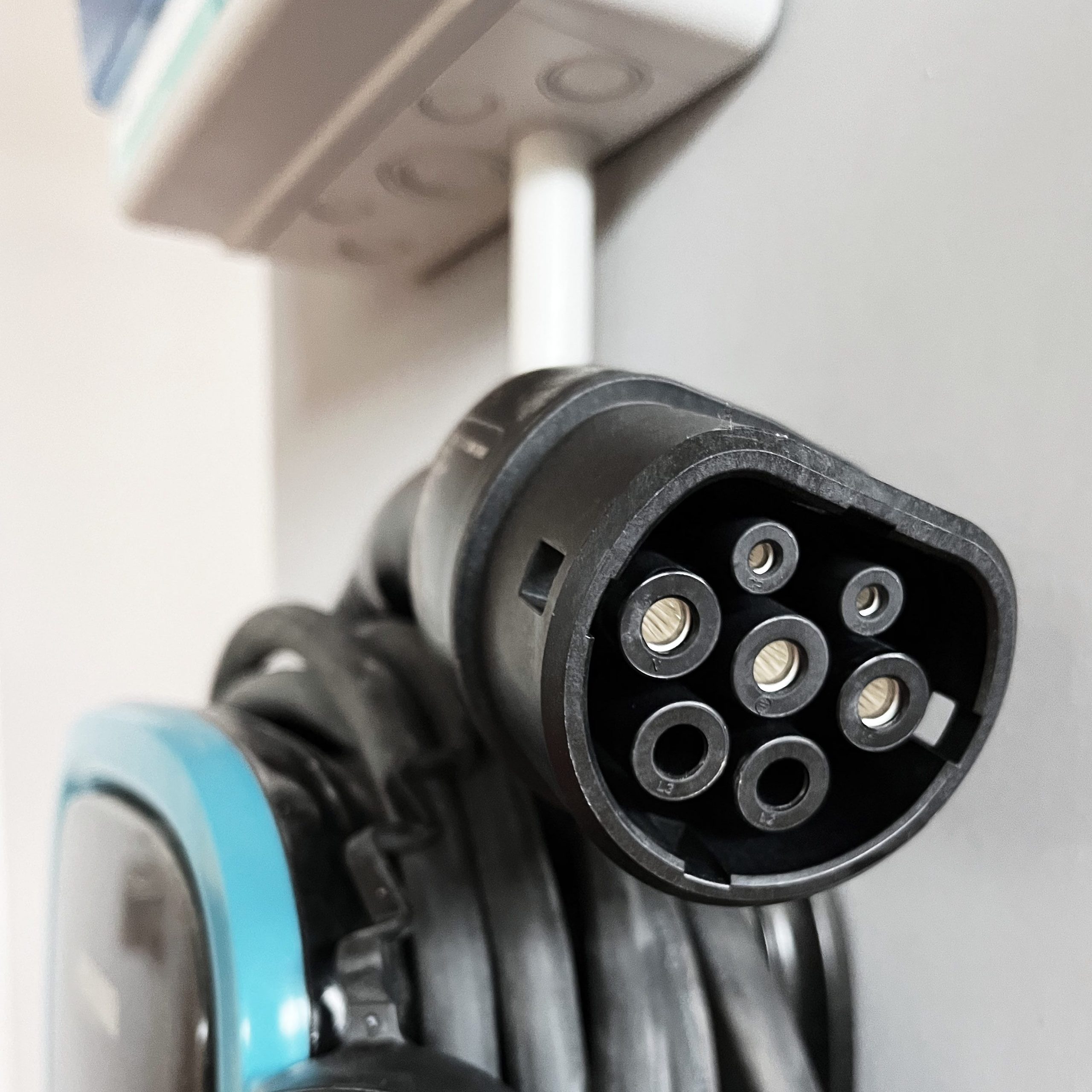 conector enchufe recarga vehículo eléctrico